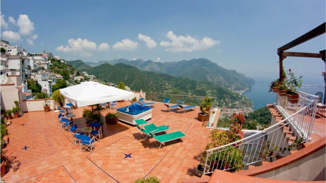 Hotel Bonadies, tagterrasse med fantastisk udsigt over Amalfkysten
